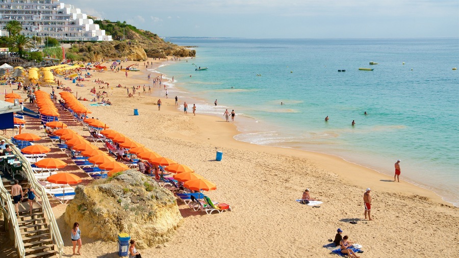 Praia da Oura mostrando natação, paisagens litorâneas e uma praia