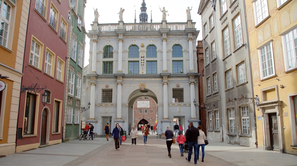 Puerta Dorada que incluye imágenes de calles y elementos patrimoniales