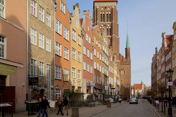 St. Mary\'s Church das einen Straßenszenen