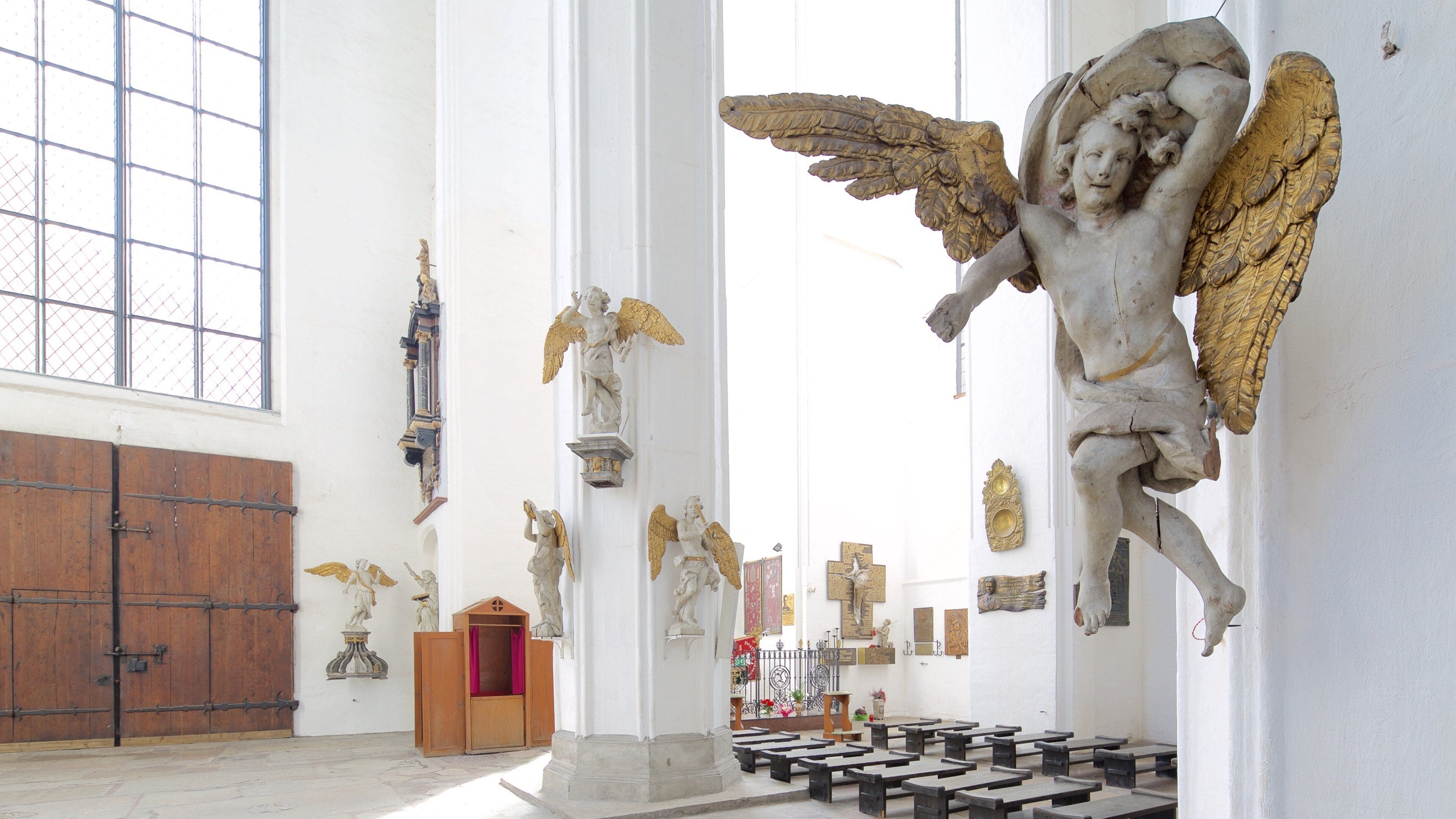 Iglesia de Santa María mostrando vistas interiores, una iglesia o catedral y elementos del patrimonio