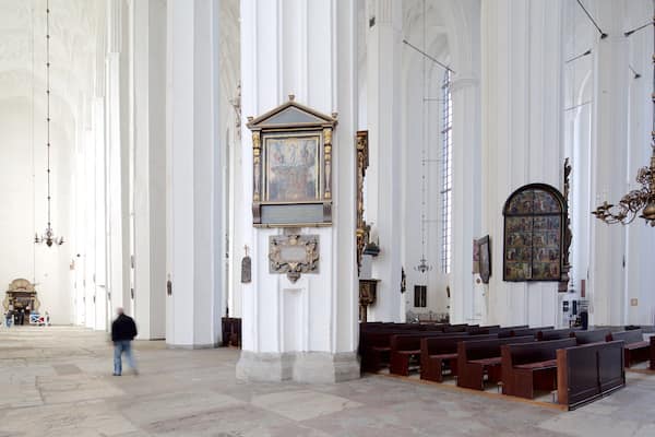 St. Mary\'s Church qui includes patrimoine historique, église ou cathédrale et vues intérieures