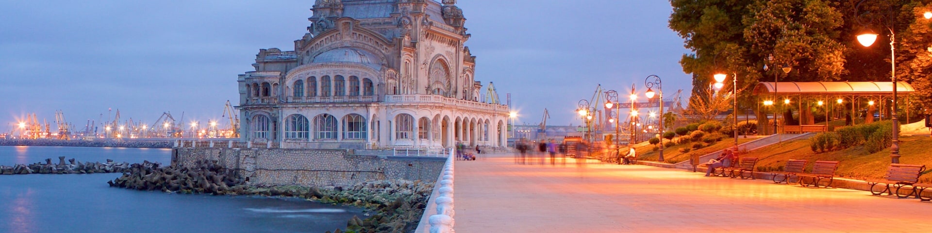 Cassino de Constanta mostrando litoral acidentado e um pôr do sol