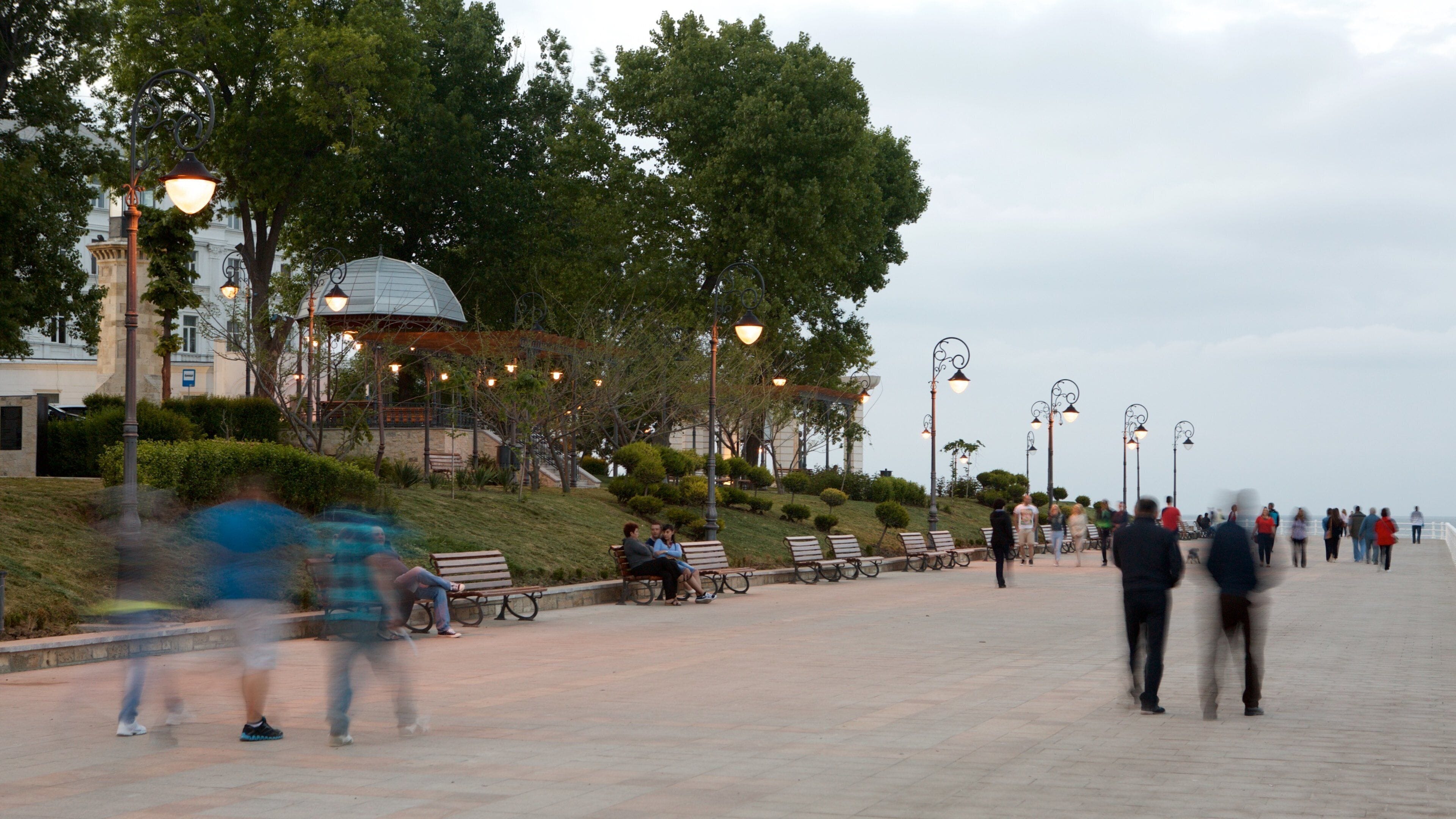 Constanta Casino i tillegg til en liten gruppe med mennesker