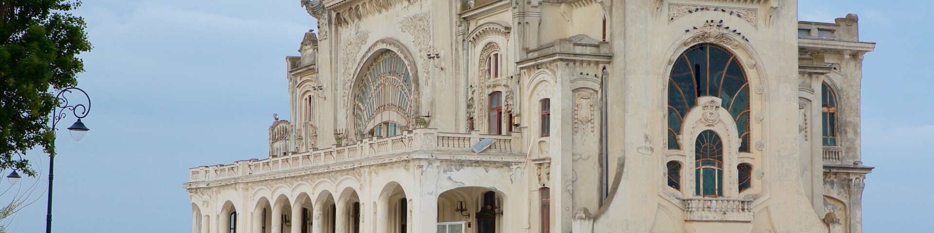 Cassino de Constanta que inclui arquitetura de patrimônio assim como um grande grupo de pessoas