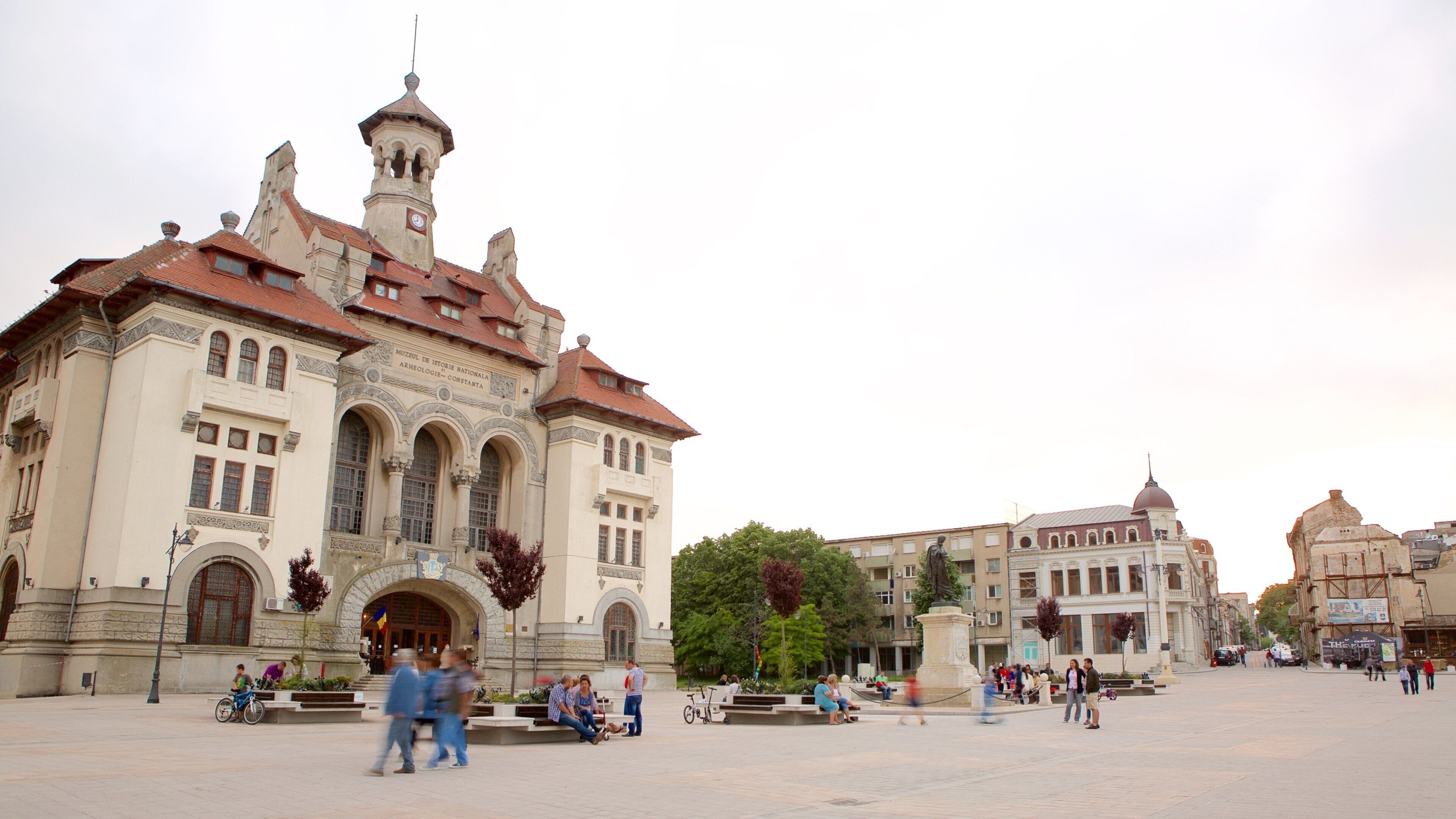 Ovid Square showing a square or plaza and heritage architecture