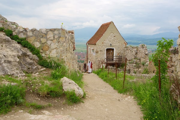 Rasnov Fortress qui includes bĂątiments en ruines