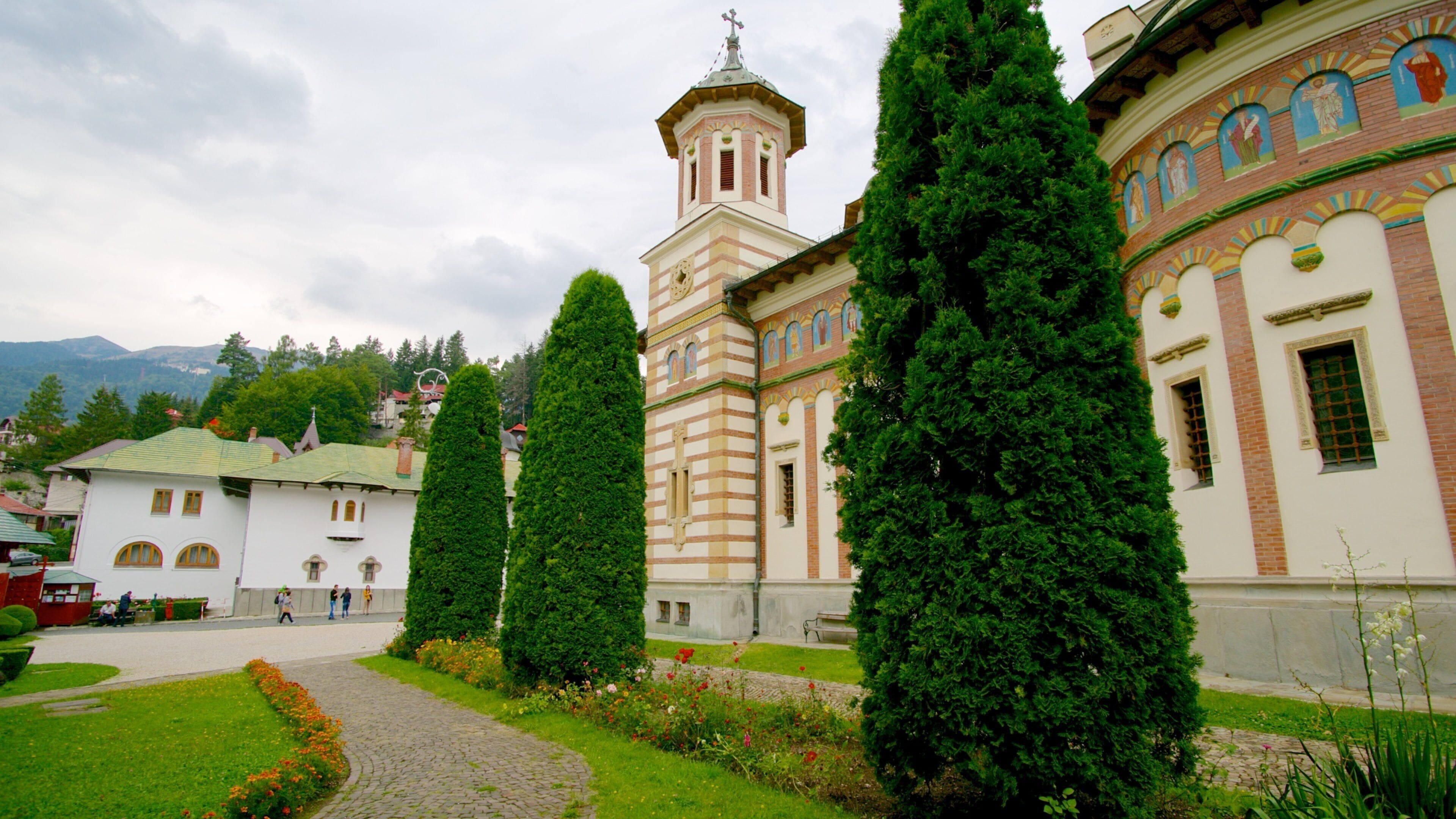 Bucarest que incluye patrimonio de arquitectura, una iglesia o catedral y aspectos religiosos