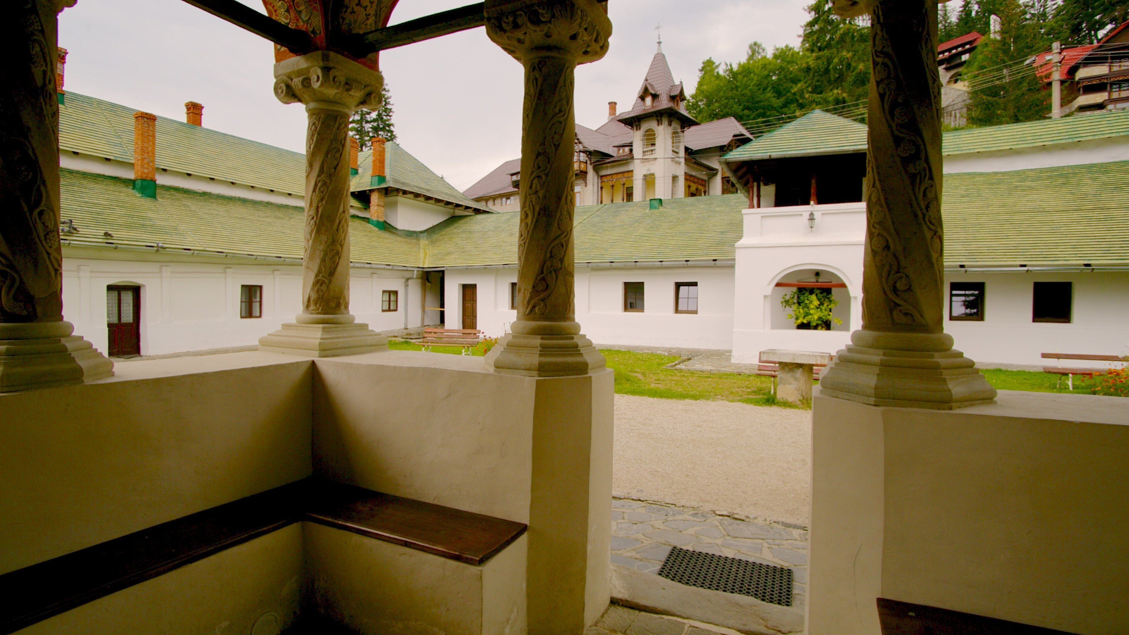Bucareste caracterizando arquitetura de patrimônio e uma igreja ou catedral