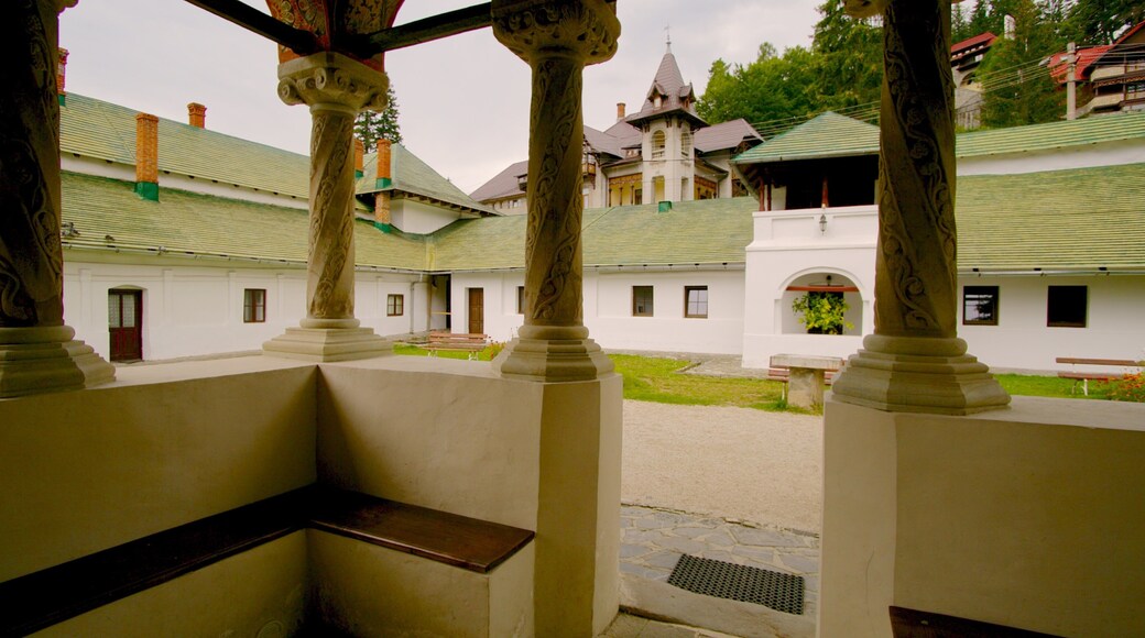 Bucareste caracterizando arquitetura de patrimĂŽnio e uma igreja ou catedral