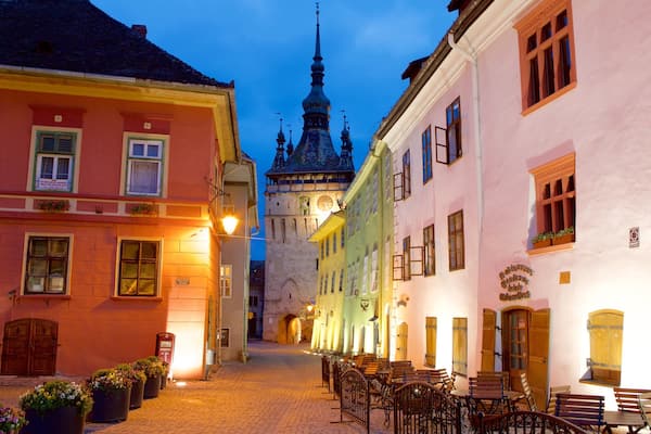 Stundturm das einen bei Nacht und historische Architektur