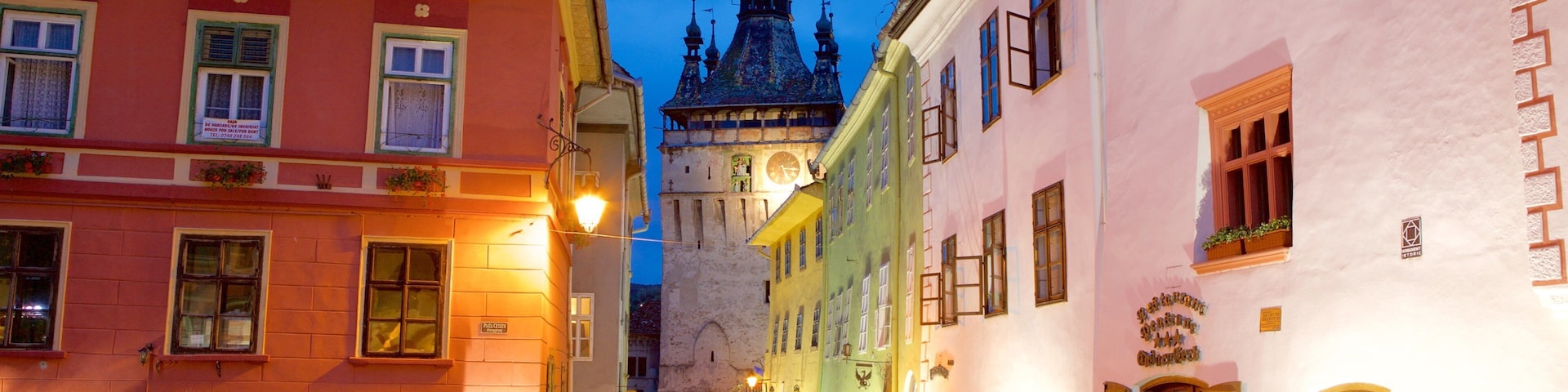 Torre do Relógio caracterizando arquitetura de patrimônio e cenas noturnas