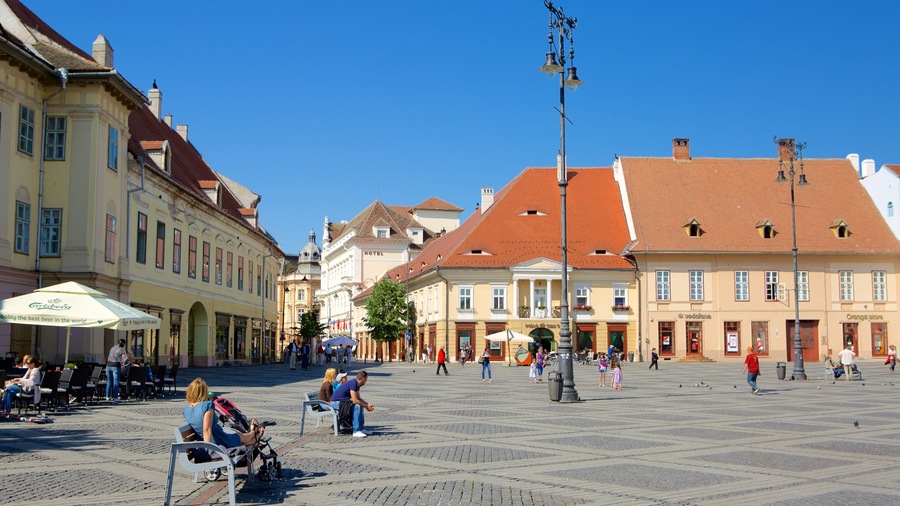 Piata Mare showing a square or plaza