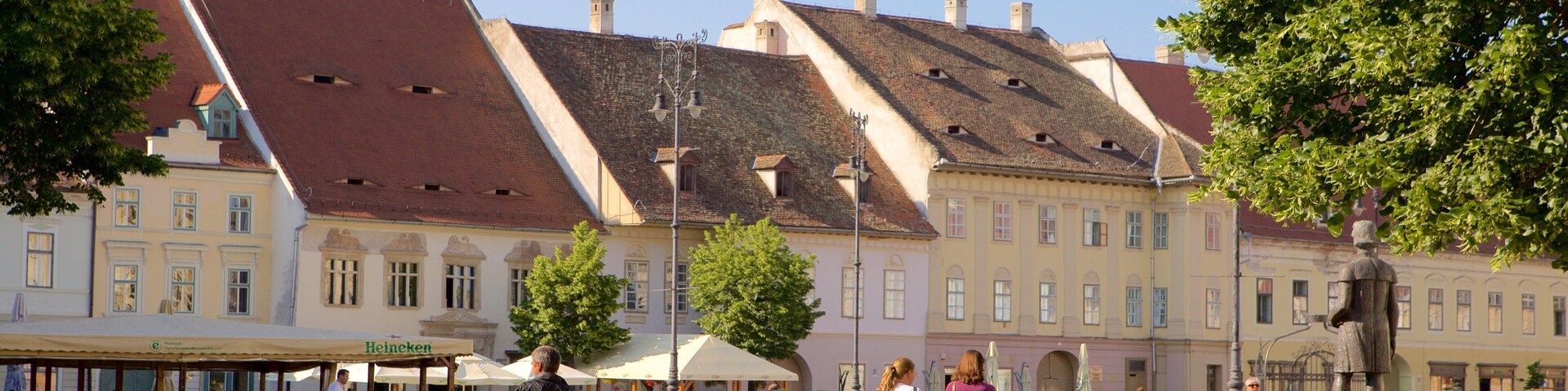 Piata Mare mostrando arquitetura de patrimÎnio e uma praça ou plaza