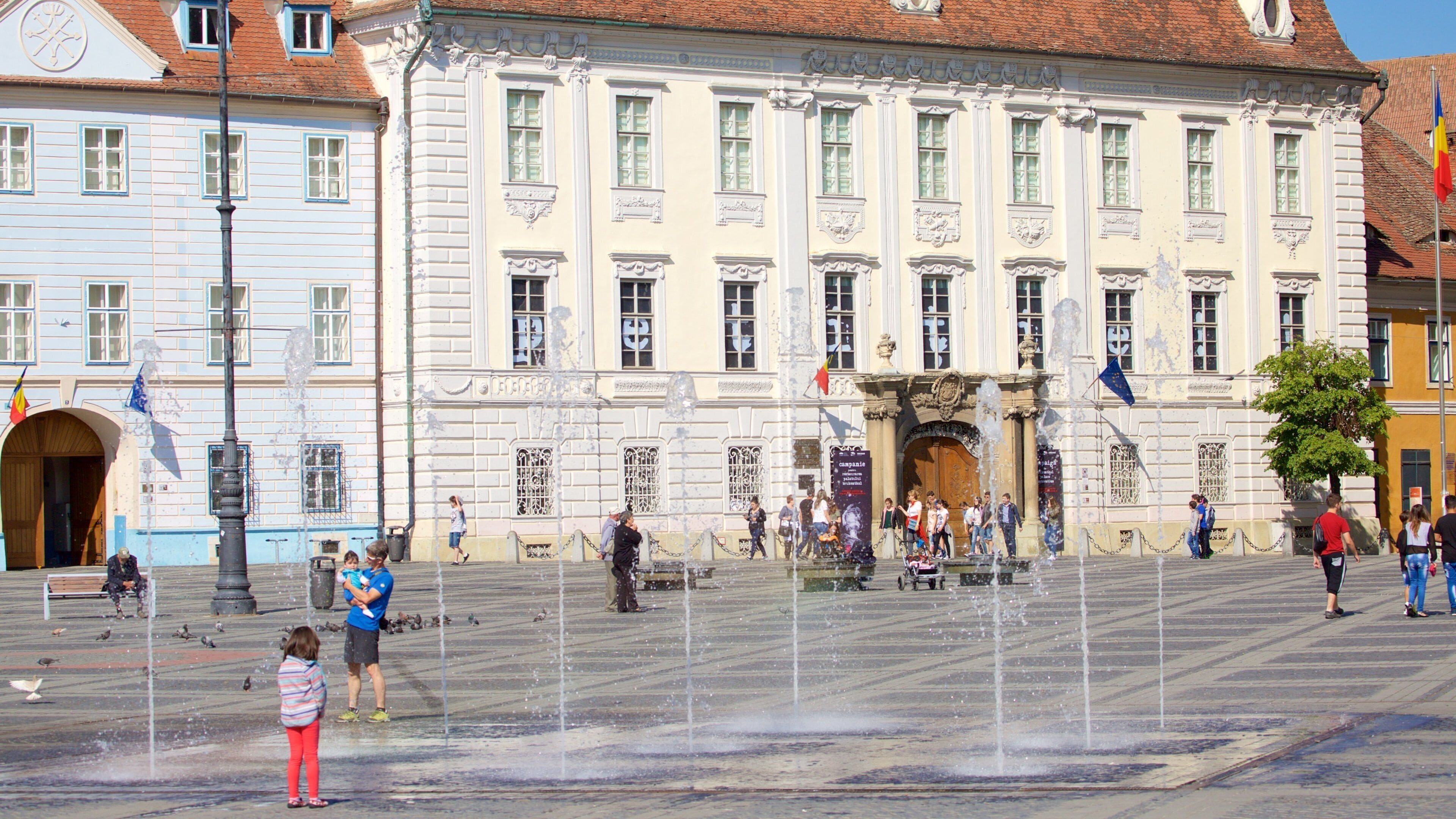 Piata Mare có tính năng đài phun nước và quảng trường