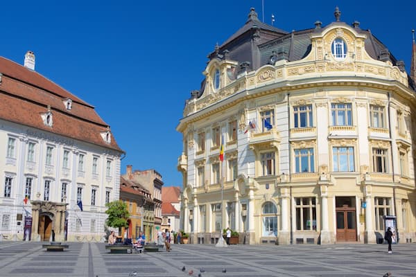 PiaĆŁa Mare mit einem historische Architektur und Platz oder Plaza