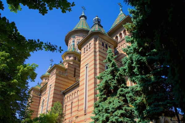 Catedral Ortodoxa de Rumanía que incluye elementos religiosos, una iglesia o catedral y patrimonio de arquitectura