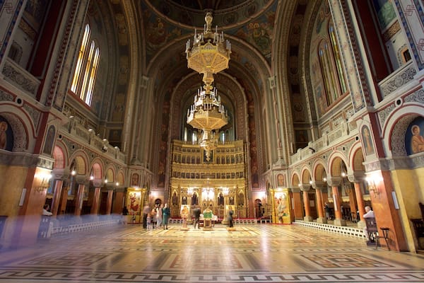 RumÀnsk-ortodox katedral som visar en kyrka eller katedral, historisk arkitektur och interiörer