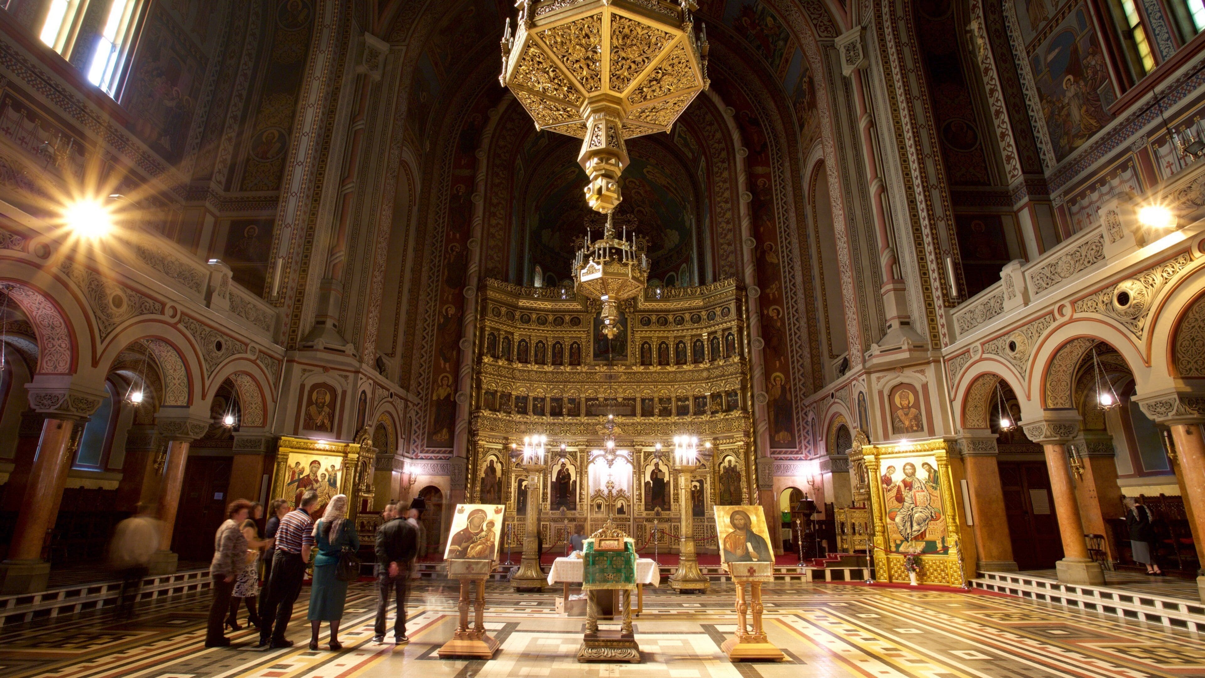 Catedral Ortodoxa de Rumanía que incluye vistas de interior, elementos religiosos y arquitectura patrimonial