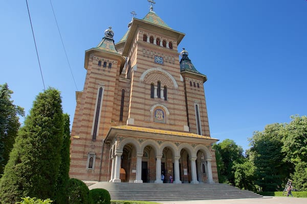 Une grande église en briques, dotée d’un clocher et d’une coupole.