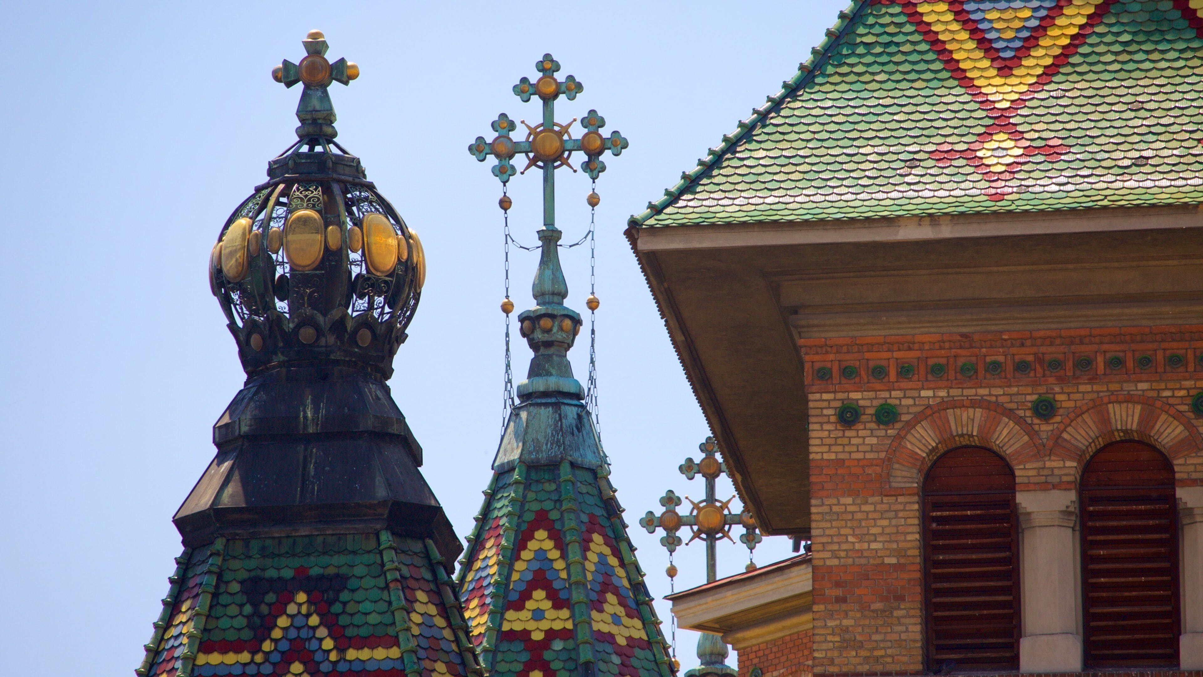 Nhà thờ Chính thống Ru-ma-ni trong đó bao gồm kiến trúc di sản