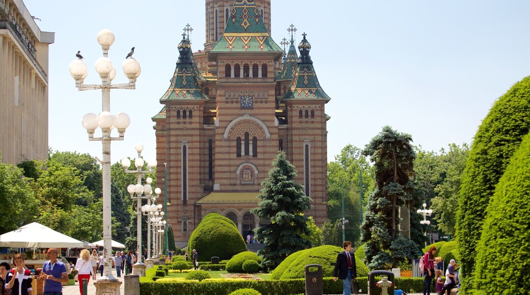 Piata Operei montrant un jardin et architecture patrimoniale