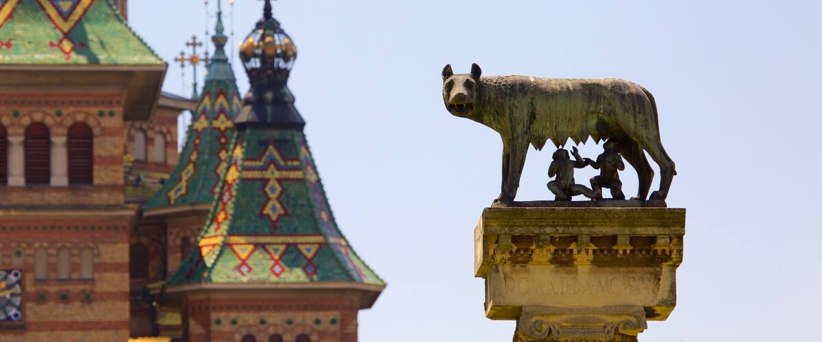 Piata Operei que inclui arquitetura de patrimônio e uma estátua ou escultura