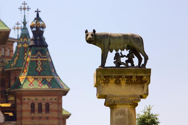Piata Operei som visar en staty eller skulptur och historisk arkitektur