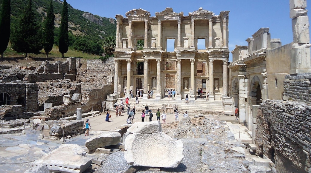 Wonderful #ruins at #Ephesus #Kusadasi #Turkey #Mediterranean #adventure
Built in 117 A.D. It was a monumental tomb for Gaius Julius Celsus Polemaeanus, the governor of the province of Asia.
#CelciusLibrary
#lifeatexpedia
#unesco
#green
#Efes
#stunningstructure
#Architecture
#Blue #History