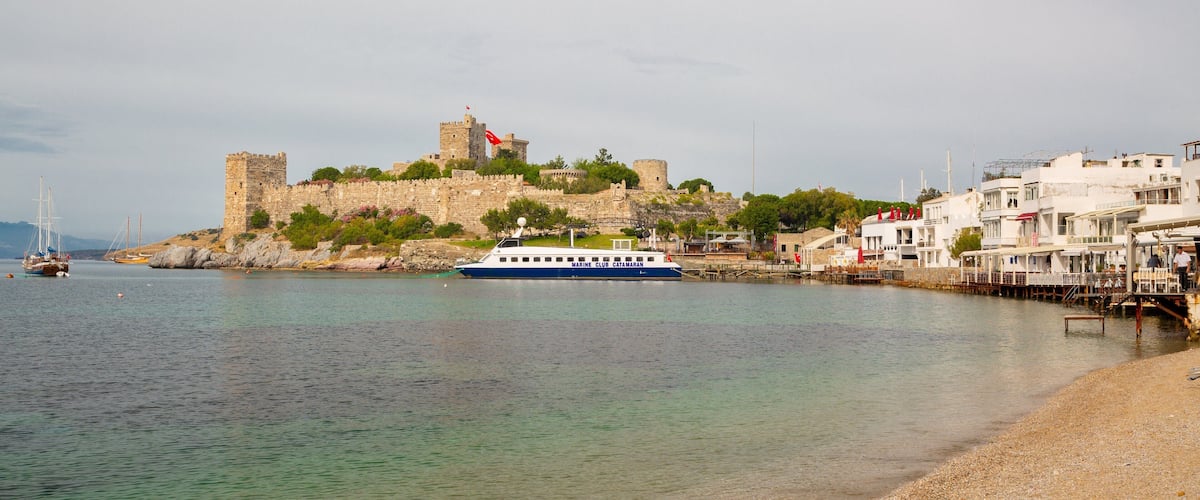 Une ville côtière dotée d’un château historique, d’un port de plaisance et d’une plage.