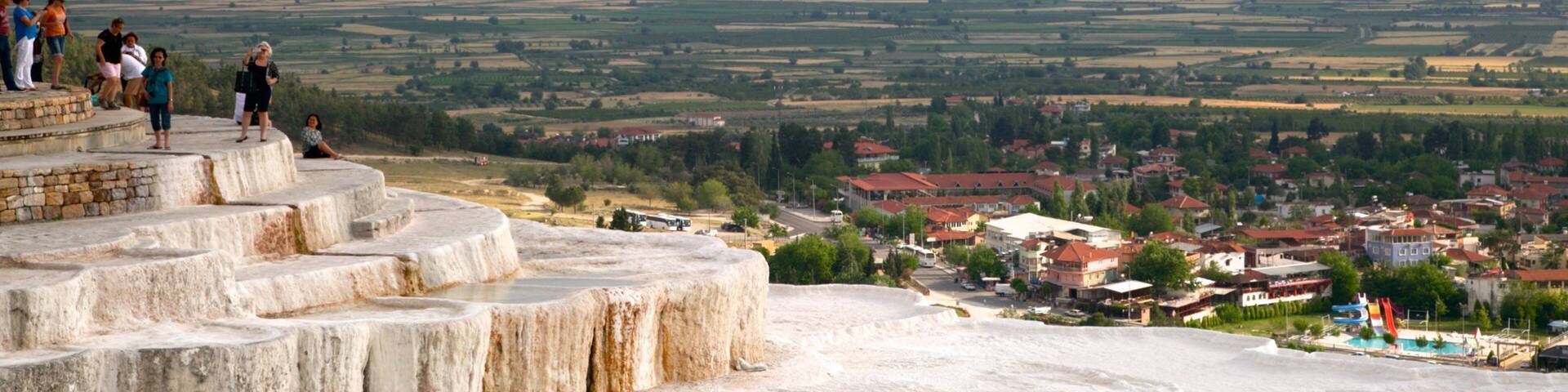 Turquie mettant en vedette source chaude aussi bien que petit groupe de personnes