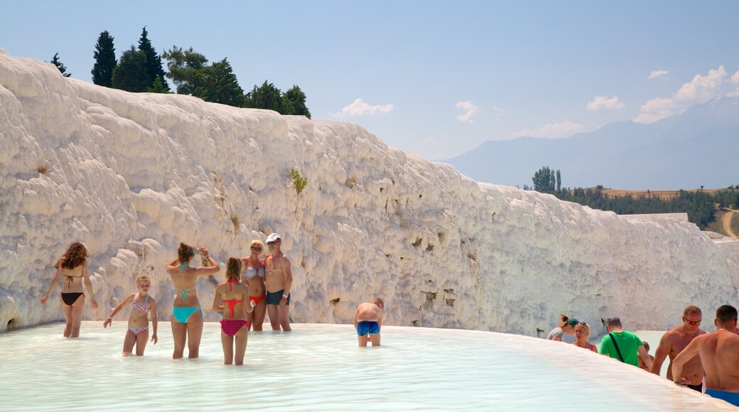 土耳其 呈现出 游泳池 和 游泳 以及 一大群人