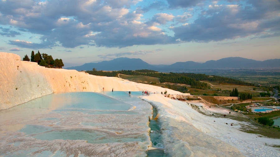 Turquie mettant en vedette un coucher de soleil, neige et une piscine
