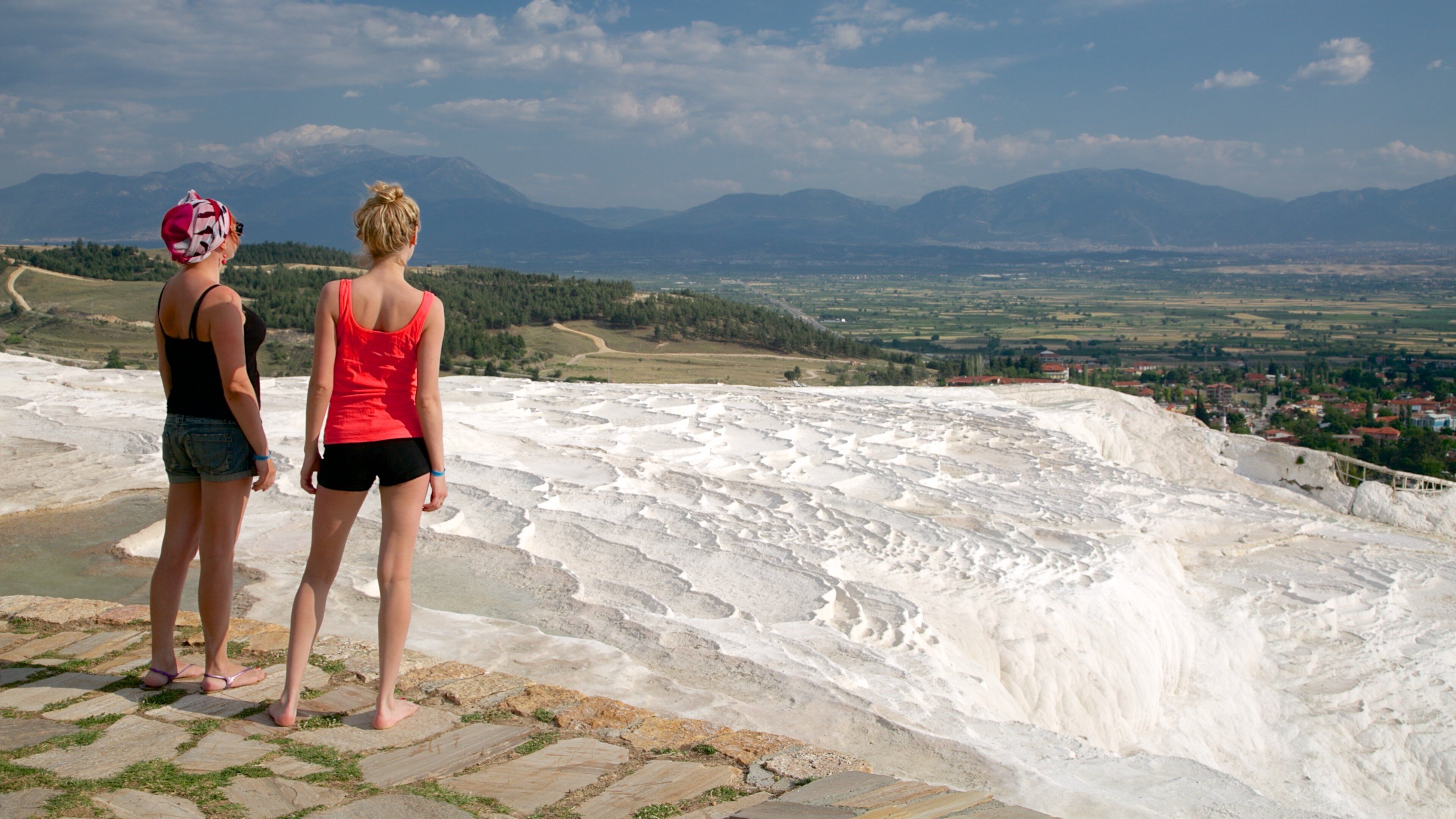 Tyrkiet som viser en varm kilde såvel som en lille gruppe mennesker