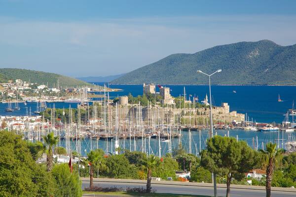 Bodrum-amfiteatret og byder på en marina