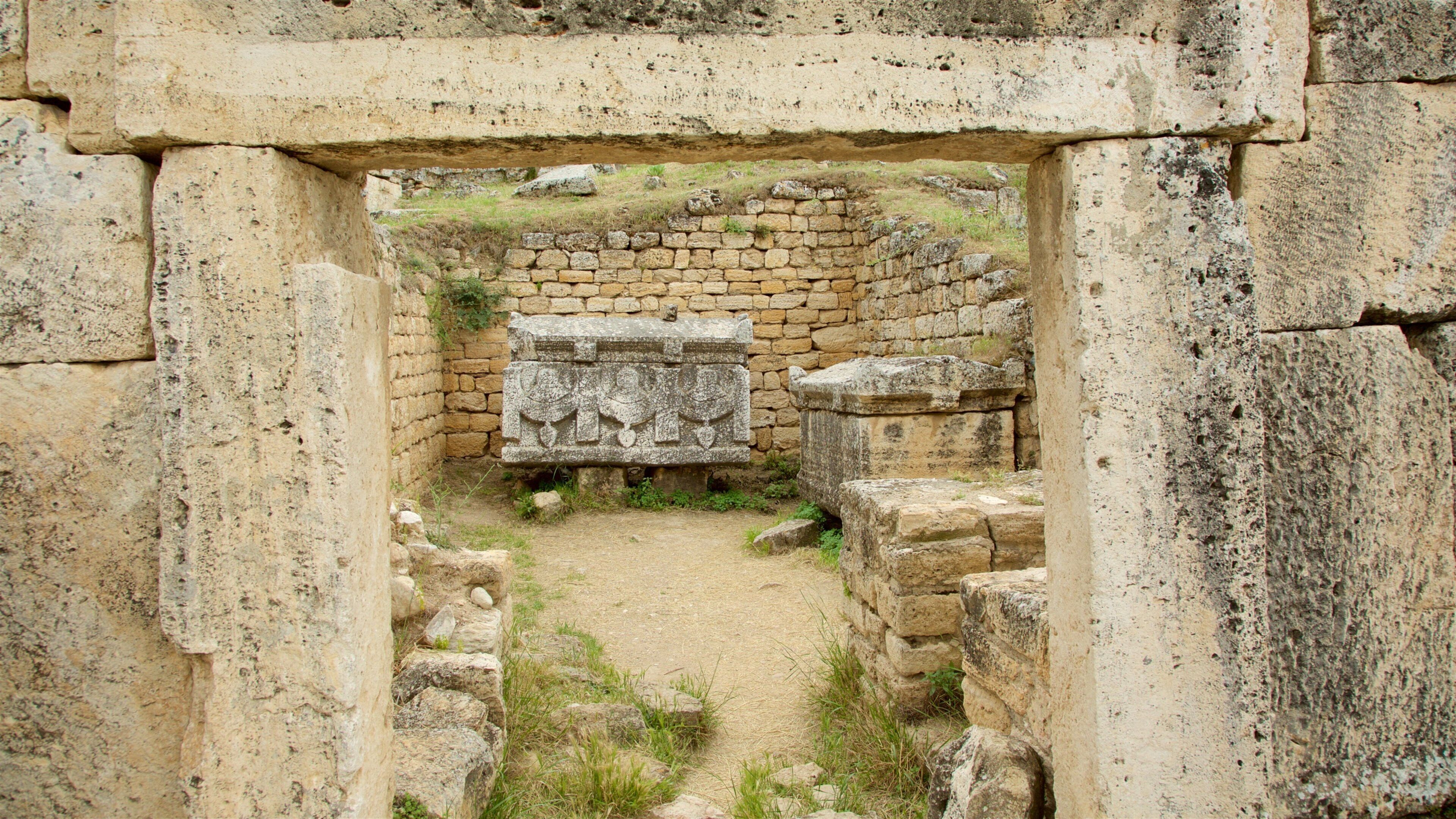 Hierapolis Necropolis featuring building ruins