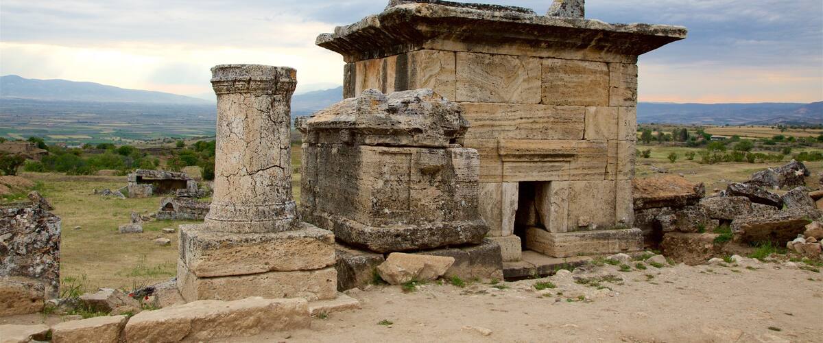 Necrópolis de Hierápolis ofreciendo ruinas de un edificio y escenas tranquilas