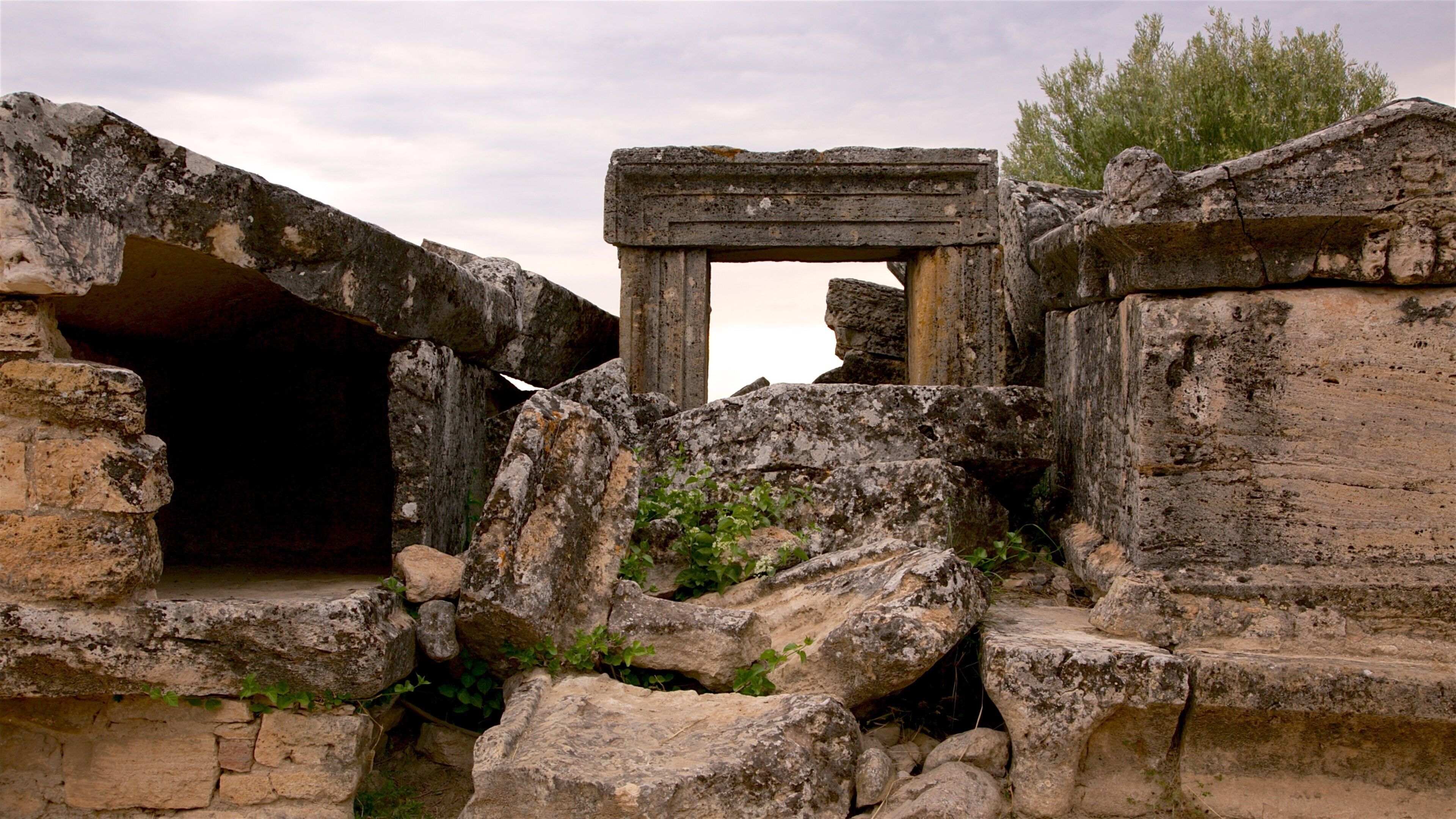 Hierapolis Necropolis which includes building ruins
