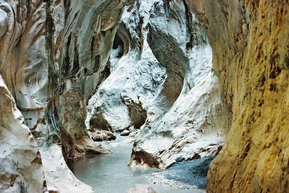 Een smalle kloof met een rivier erdoorheen.