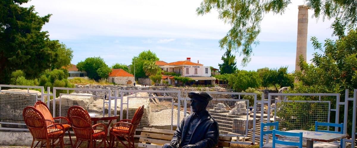 Didyma ofreciendo una estatua o escultura