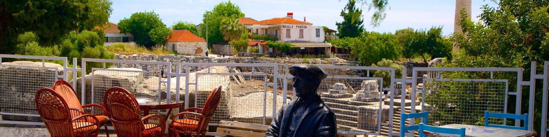 Didyma ofreciendo una estatua o escultura