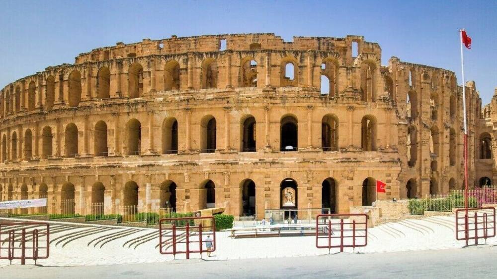 The amphitheater of El Jem is the third largest Roman amphitheater in the world, and one of the best preserved. It was declared a UNESCO World Heritage site in 1979.
#StunningStructures #Trovember #History