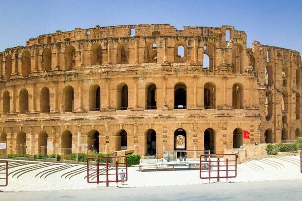 The amphitheater of El Jem is the third largest Roman amphitheater in the world, and one of the best preserved. It was declared a UNESCO World Heritage site in 1979.
#StunningStructures #Trovember #History