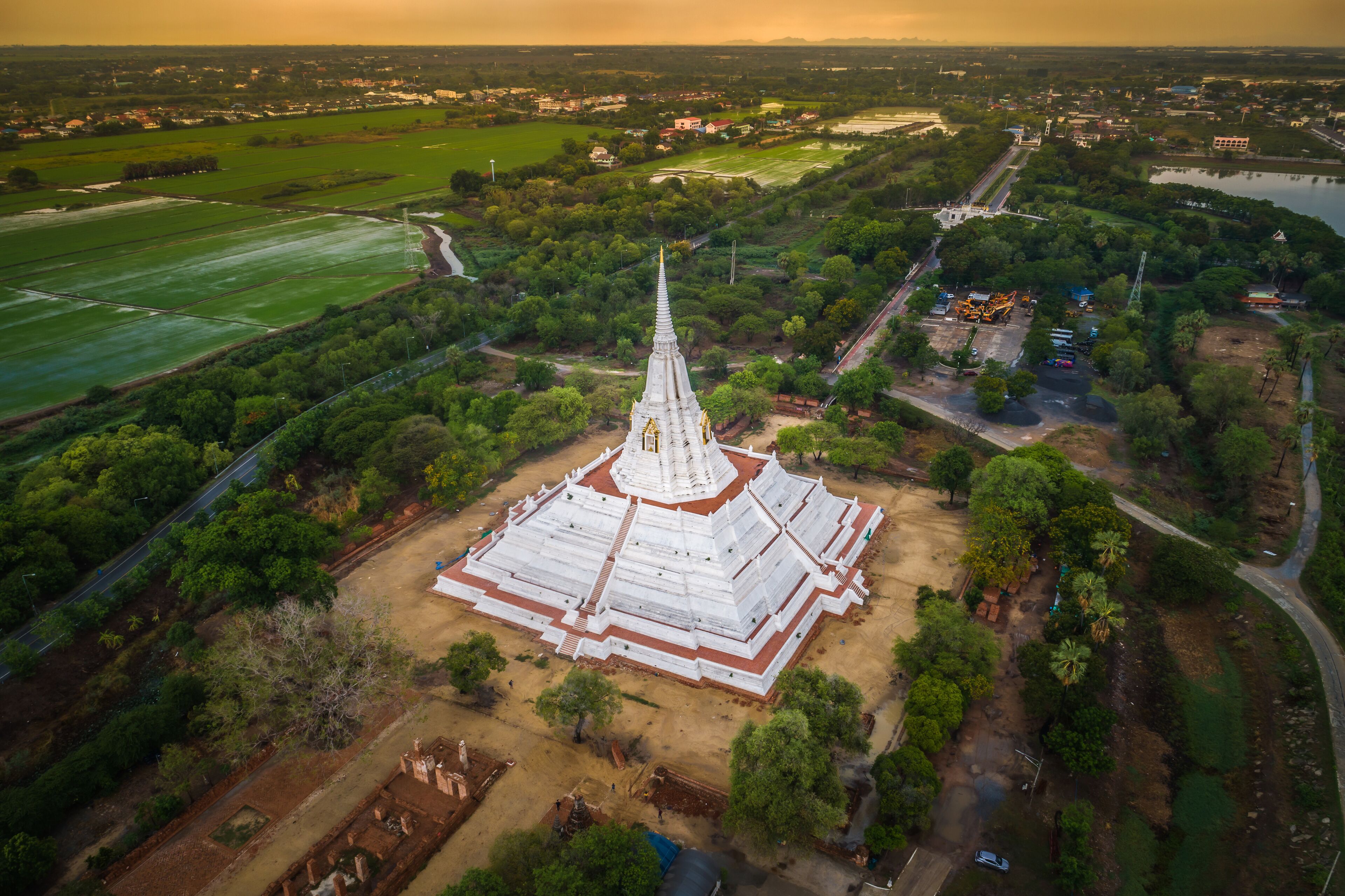 Wat Phu Khao Thong is an ancient temple in Phra Nakhon Si Ayutthaya Province.