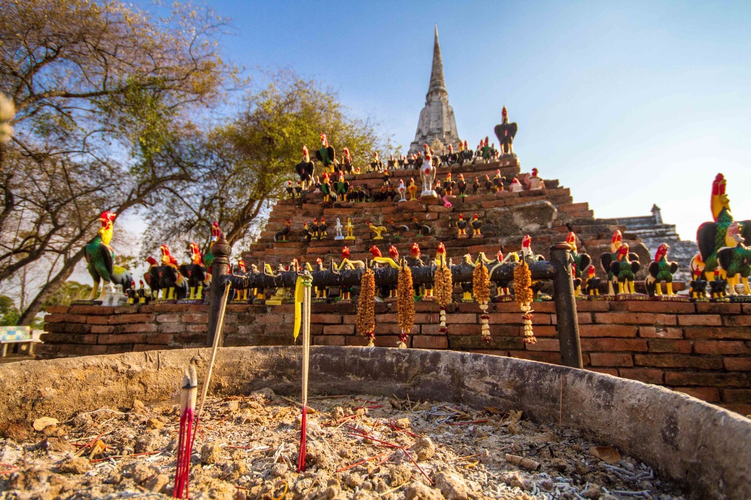 The #weird collection of rooster statuettes in front of Wat Phu Khao Thong near #Ayutthaya, #Thailand 🇹🇭
#LifeAtExpedia