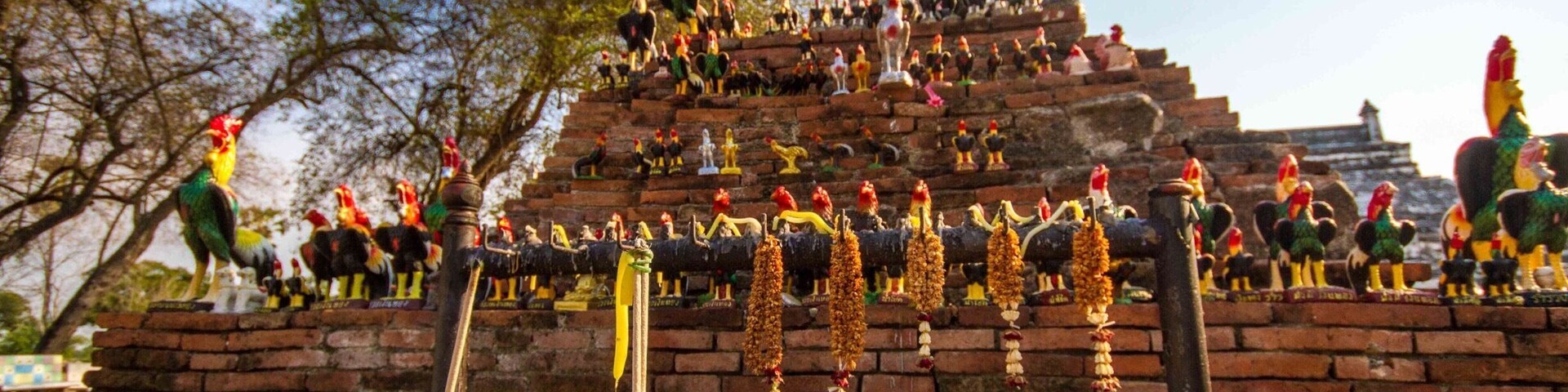 The #weird collection of rooster statuettes in front of Wat Phu Khao Thong near #Ayutthaya, #Thailand 🇹🇭
#LifeAtExpedia