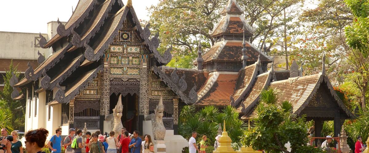 Wat Chedi Luang showing a temple or place of worship as well as a large group of people