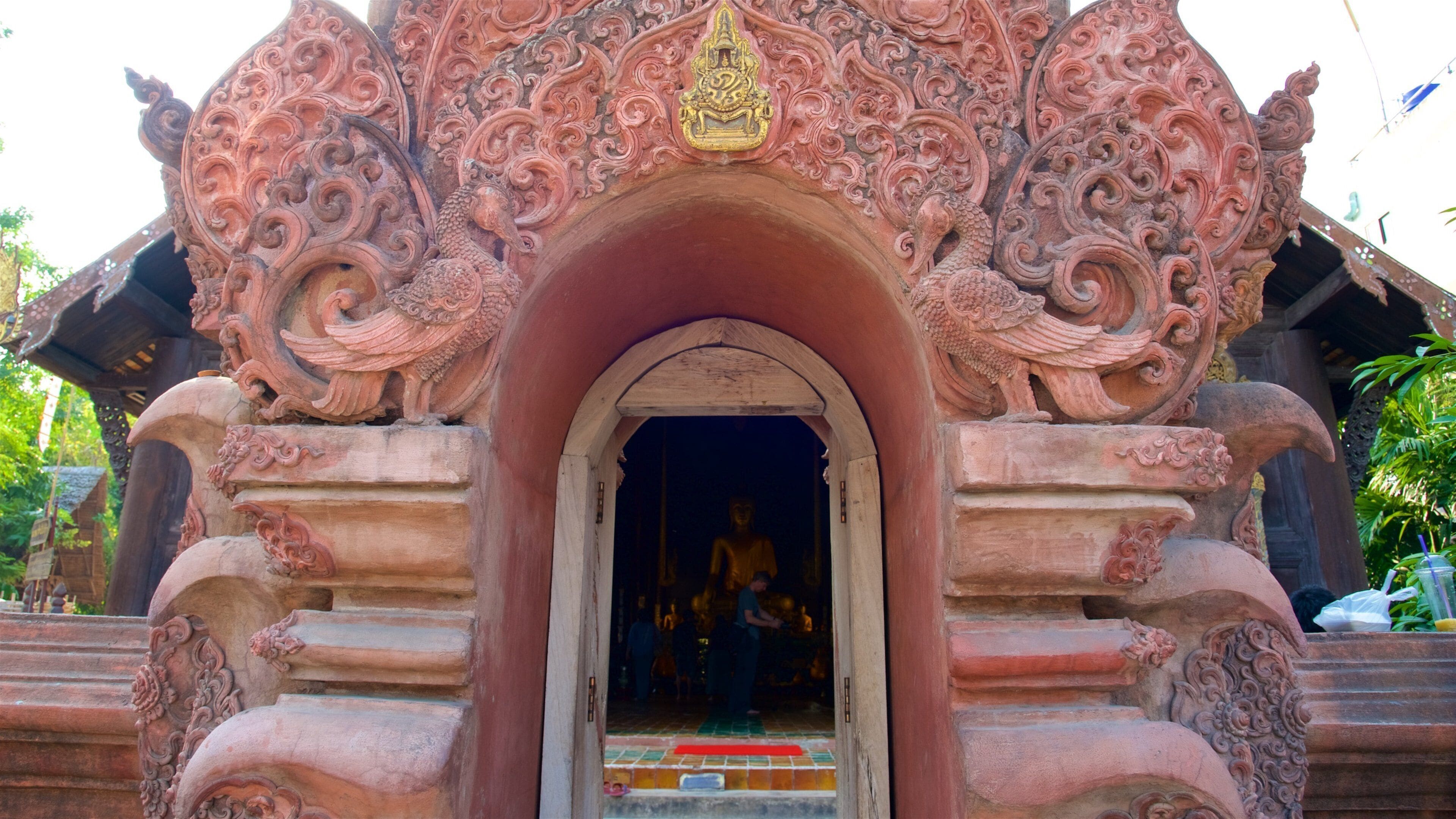Wat Chedi Luang showing a temple or place of worship