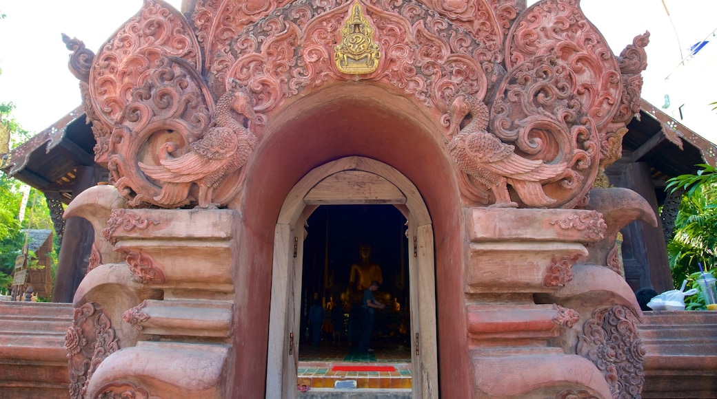 Wat Chedi Luang showing a temple or place of worship
