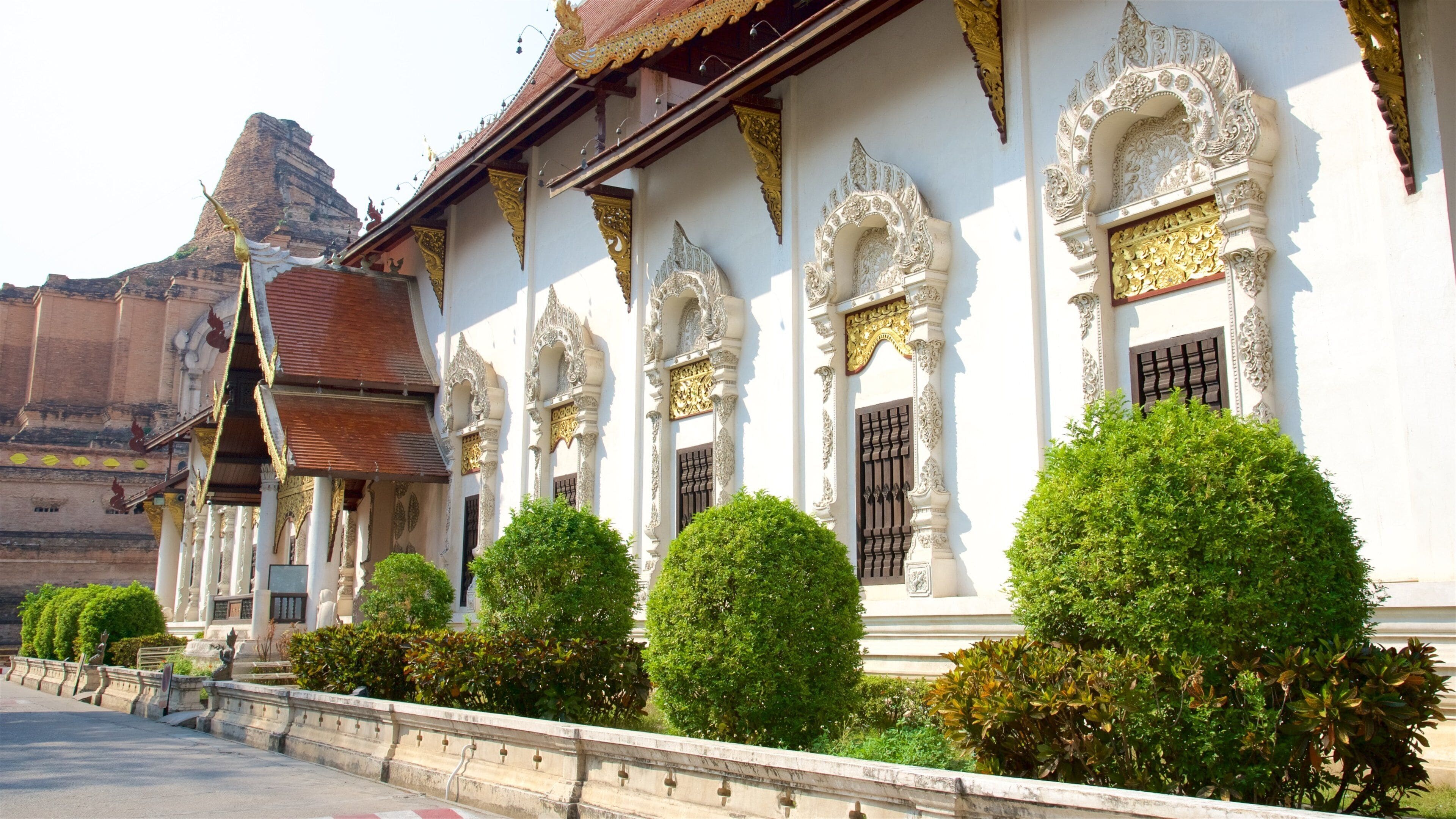 Wat Chedi Luang showing a temple or place of worship