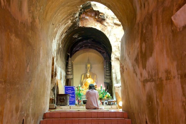 Wat Umong mettant en vedette temple ou lieu de culte aussi bien que femme